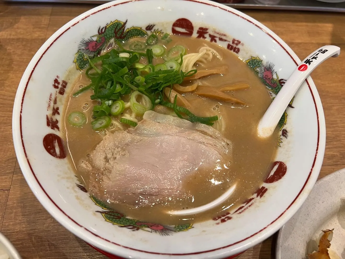 時々、無性にあの濃厚なこってりラーメンを食べたくなる瞬間が訪...